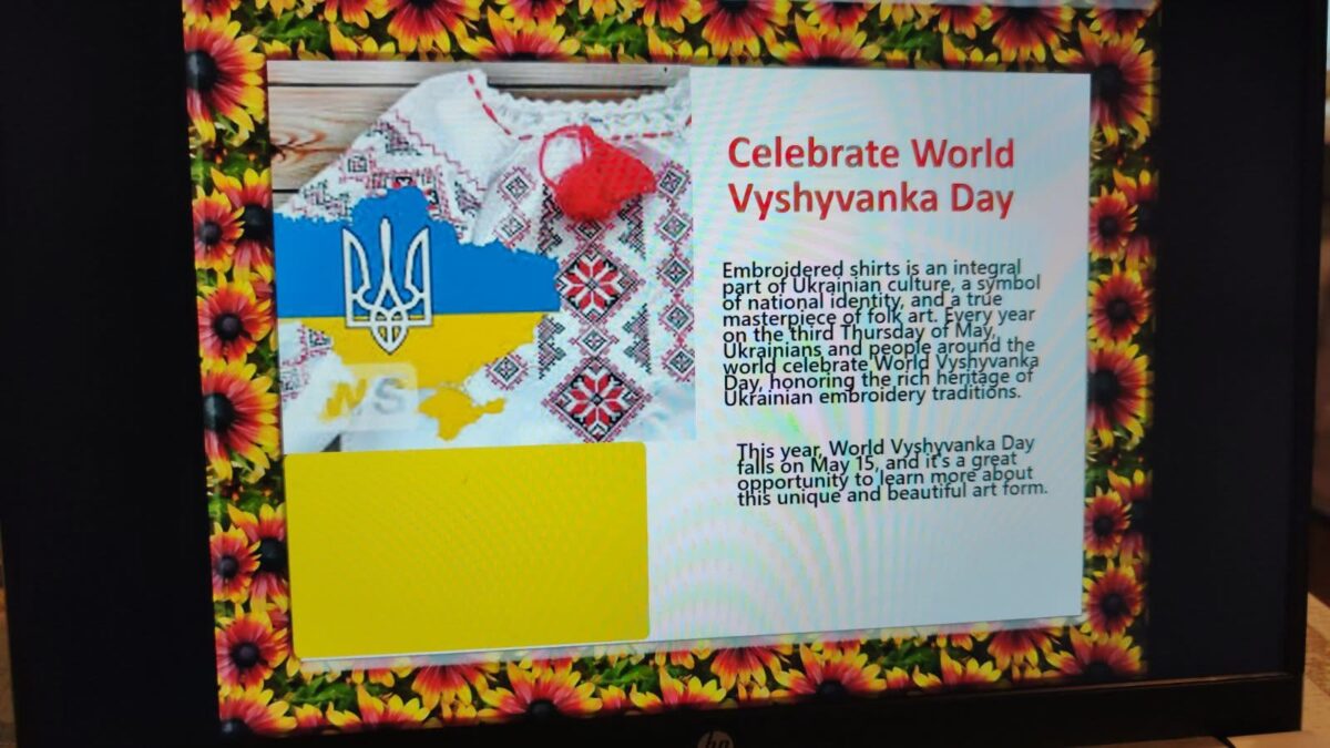 Bild einer Informationstafel über den World Vyshyvanka Day mit farbenfrohen Stickmustern.