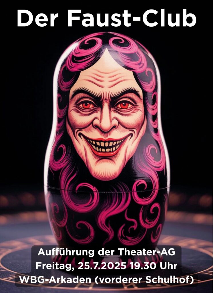 Matroschka mit grinsendem Gesicht und langen, lila Haaren auf dunklem Hintergrund.