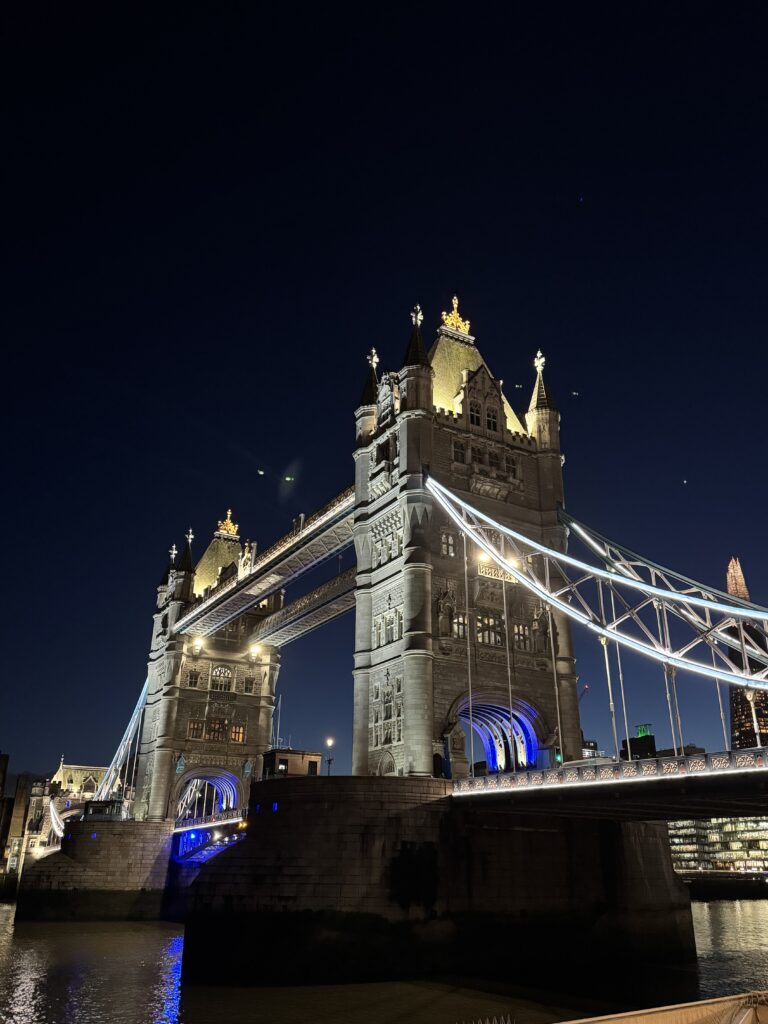 Tower Bridge bei Nacht, beleuchtet mit blauen und weißen Lichtern.