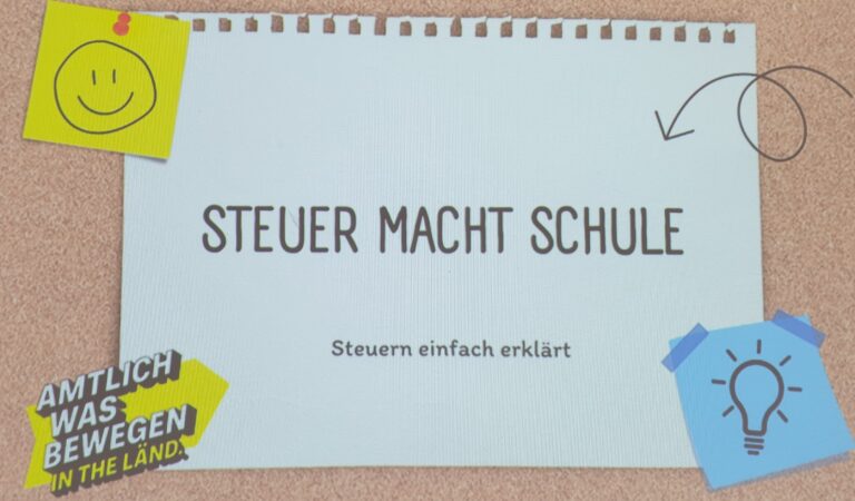 Ein Notizblock mit der Aufschrift "Steuer macht Schule", umgeben von farbigen Stickern.