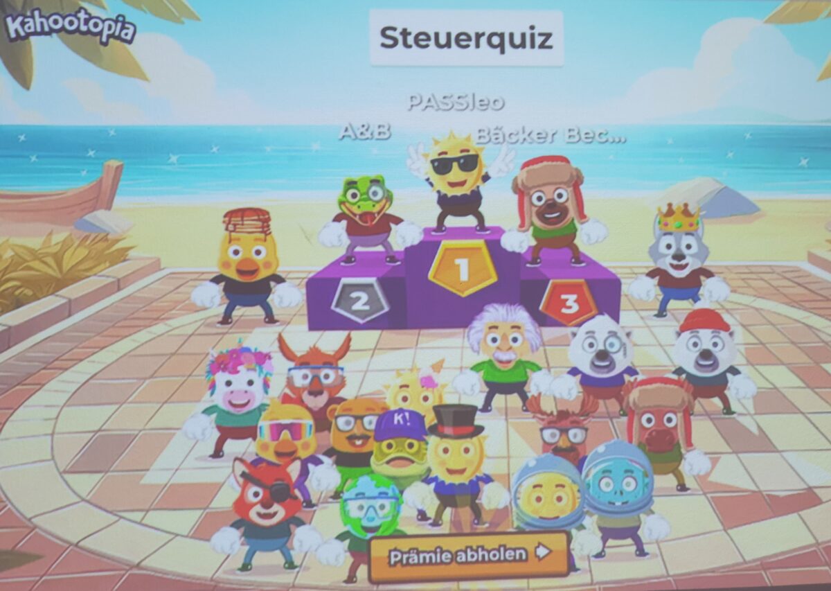 Eine Gruppe lustiger Charaktere beim Steuerquiz in bunter Strandkulisse.