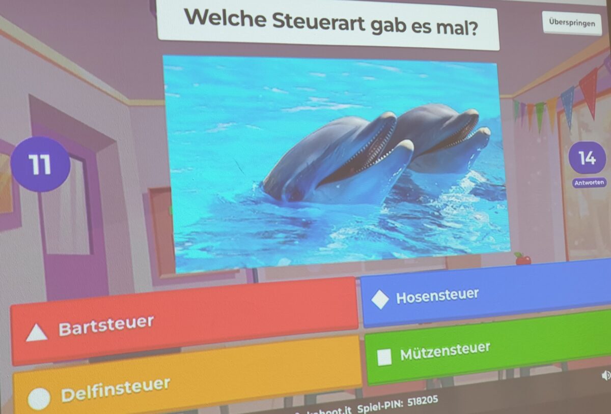 Ein Quiz auf einem Bildschirm zeigt zwei Delfine im Wasser.