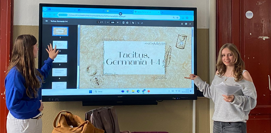 Zwei junge Frauen präsentieren lächelnd vor einem digitalen Bildschirm mit Präsentation in sanften Beige- und Brauntönen