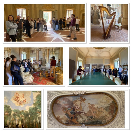 Eine Gruppe von Menschen lauscht gespannt einem Führer in prunkvoll verzierten Räumen