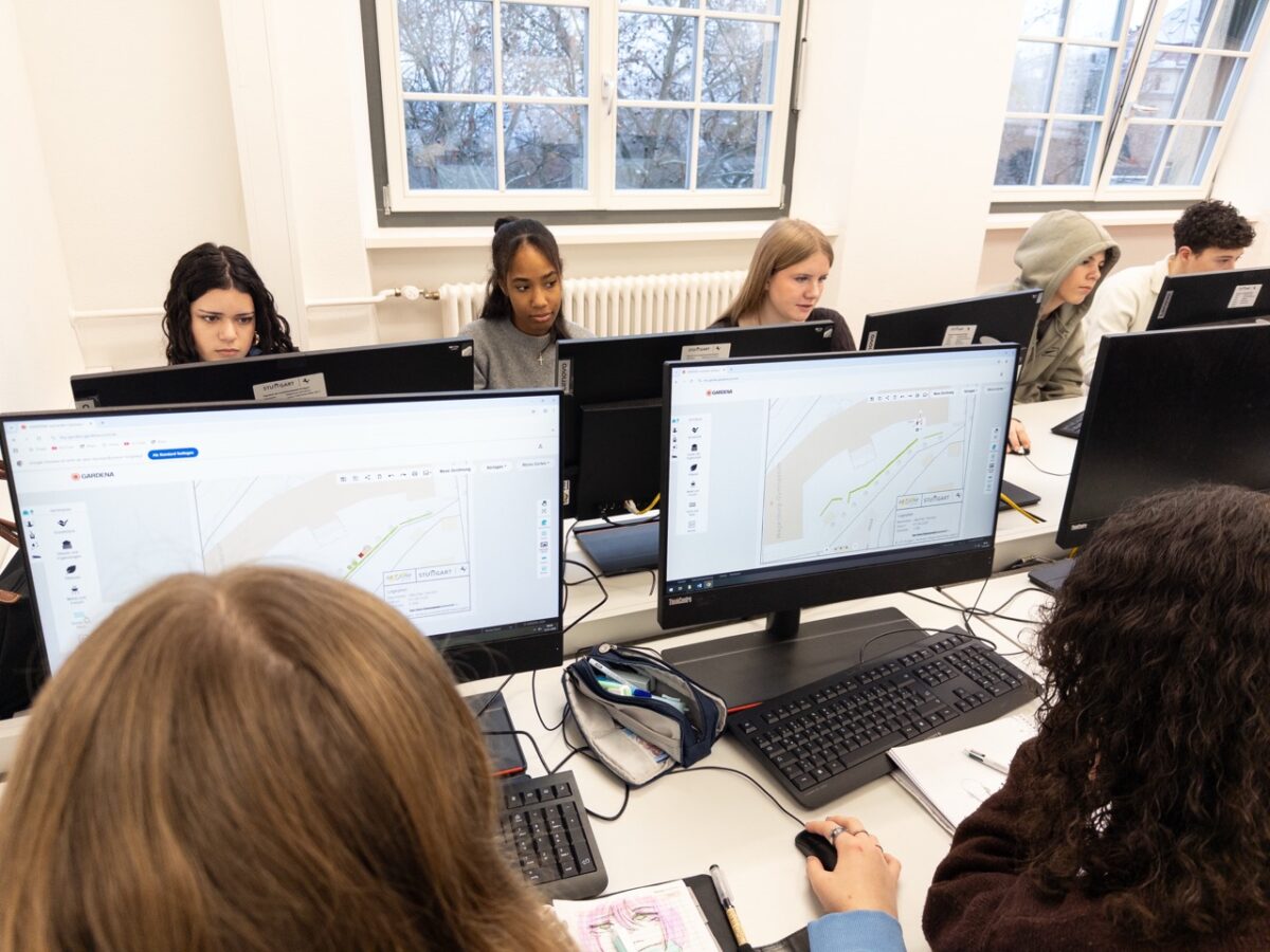 Sechs junge Personen arbeiten konzentriert an Computern und betrachten Kartenanzeigen